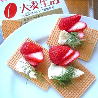 旬のいちごとチーズの簡単朝食クラッカー